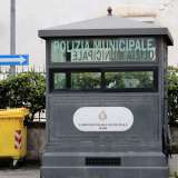 Di fronte alla struttura spunta invece un gabbiotto della polizia municipale, ma degli agenti non c'� nemmeno l'ombra: lo hanno realizzato ma non � mai stato utilizzato 